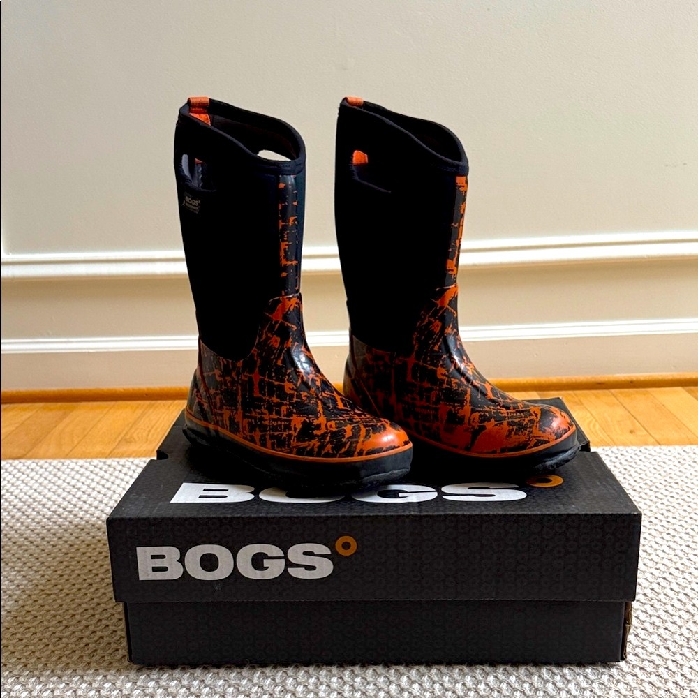 BOGS Kids' Black and Orange Patterned Boots Size 4